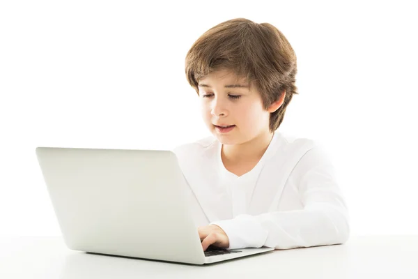 Маленький хлопчик з ноутбуком — стокове фото