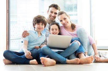 Bilgisayarlı mutlu aile