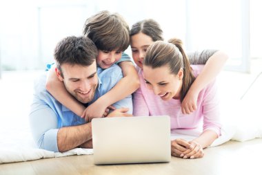 Bilgisayarlı mutlu aile
