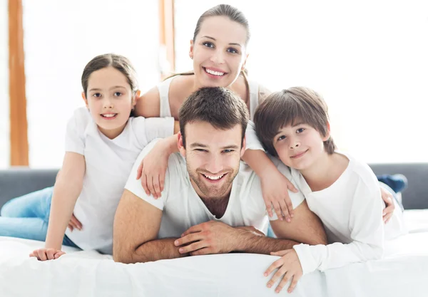 Família feliz brincando — Fotografia de Stock