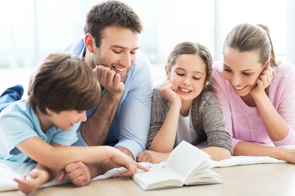 Rodzinne czytanie książki razem — Zdjęcie stockowe