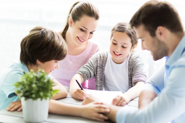 Familie schreibt gemeinsam Text — Stockfoto