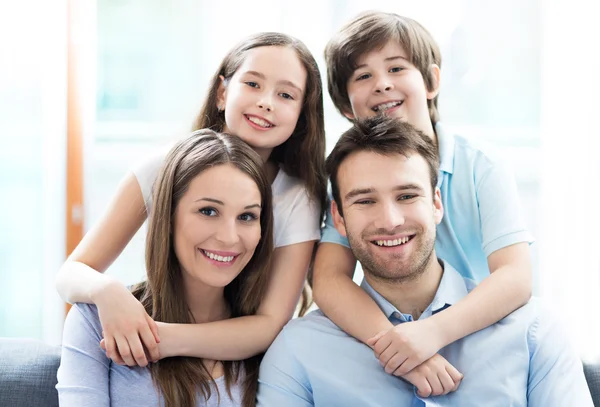 Familia feliz juntos — Foto de Stock