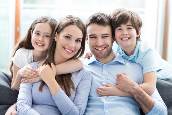 Familia feliz juntos — Foto de Stock