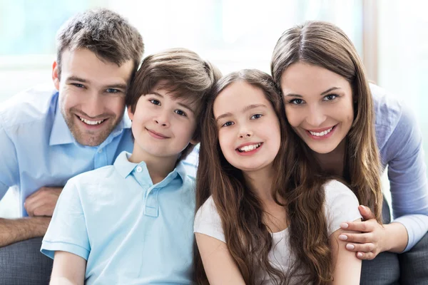 Gemeinsam glückliche Familie — Stockfoto