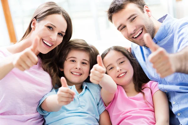 Familie mit erhobenem Daumen — Stockfoto