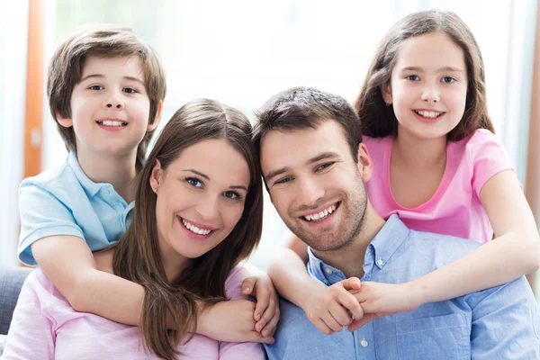 Familia feliz juntos — Foto de Stock