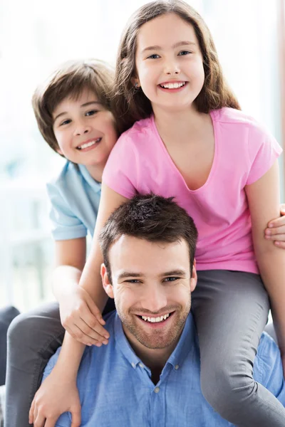 Familia feliz juntos — Foto de Stock