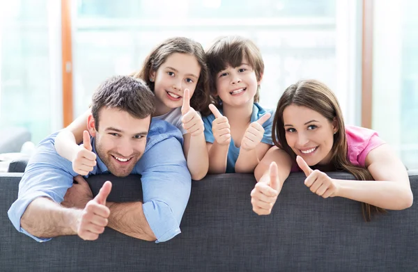 Familie mit erhobenem Daumen — Stockfoto