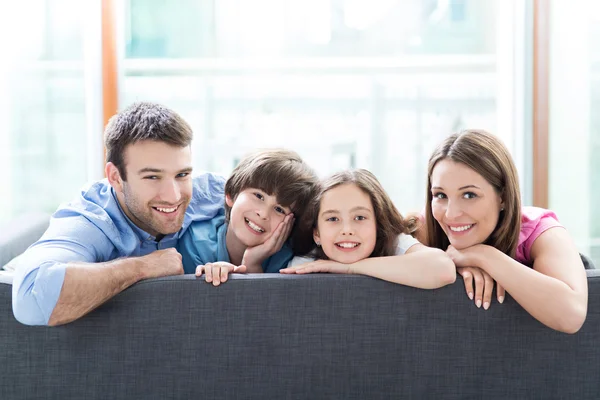 Familia feliz juntos — Foto de Stock