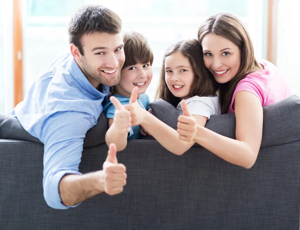 Familie mit erhobenem Daumen — Stockfoto