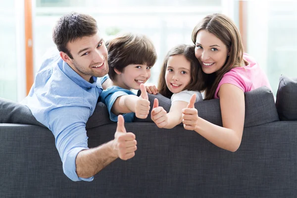 Familie met Duimschroef opwaarts — Stockfoto