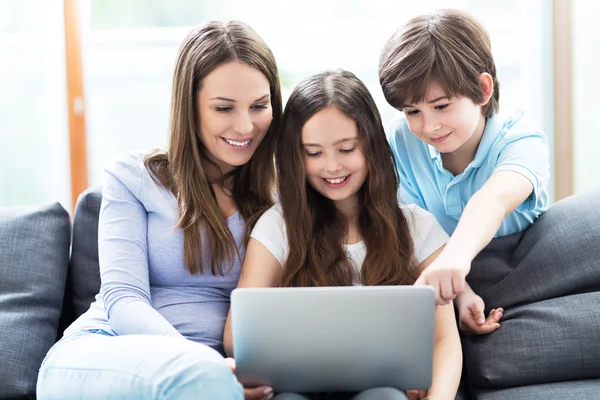 Boldog család laptop — Stock Fotó