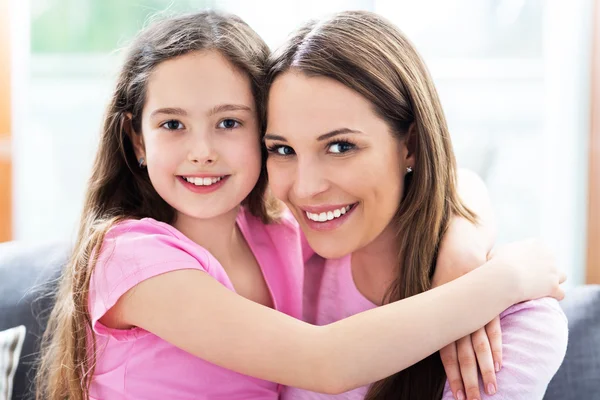 Mãe e filha abraçando — Fotografia de Stock