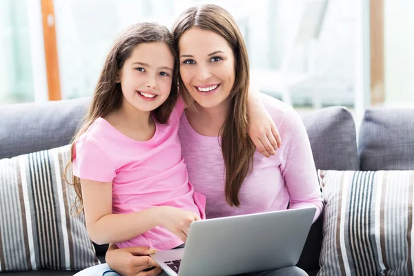 Madre e hija con portátil — Foto de Stock