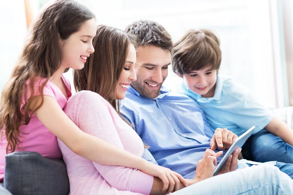 Familia feliz con portátil — Foto de Stock