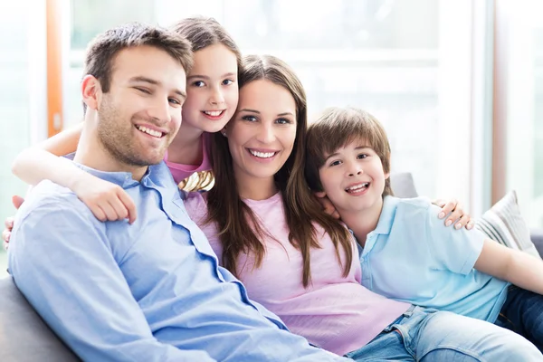 Familia feliz juntos — Foto de Stock