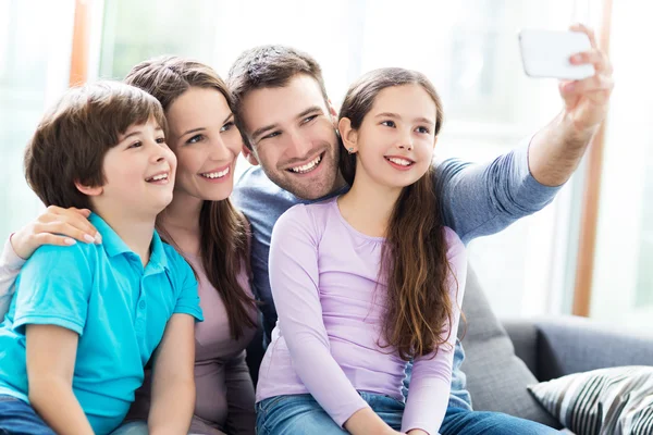 Familie macht Selfie — Stockfoto