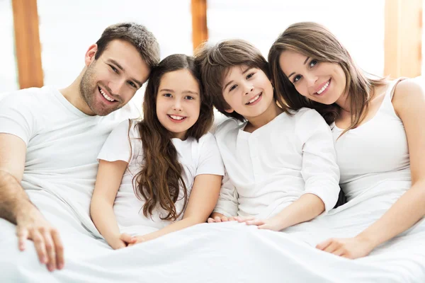 Familia feliz juntos — Foto de Stock