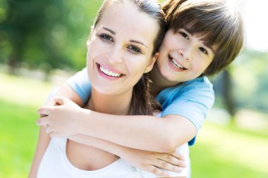 Anne ve küçük oğlu sarılıyor.