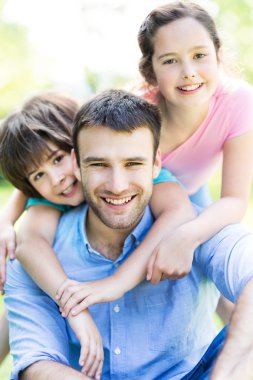 mutlu bir aile eğleniyor