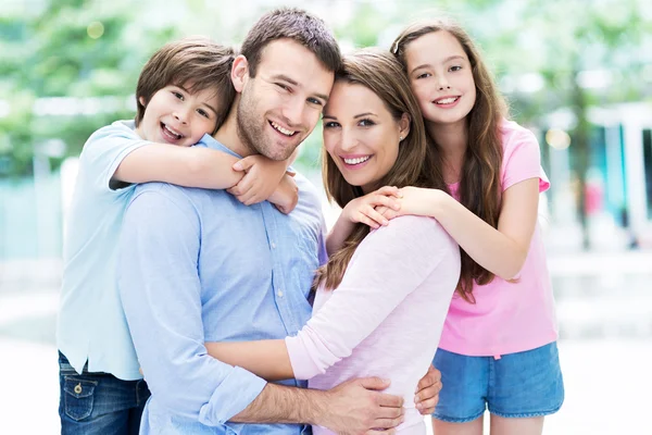 Jovem família feliz abraço — Fotografia de Stock