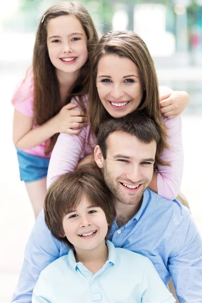 Glada unga familjen kramas — Stockfoto