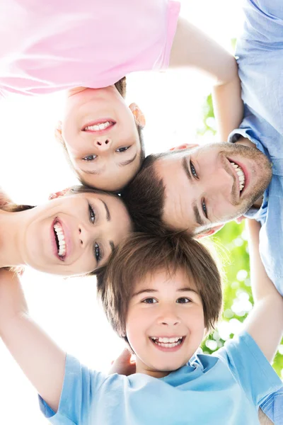 Feliz jovem família se divertindo — Fotografia de Stock