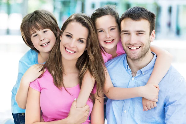 Felice giovane famiglia abbracci — Foto Stock