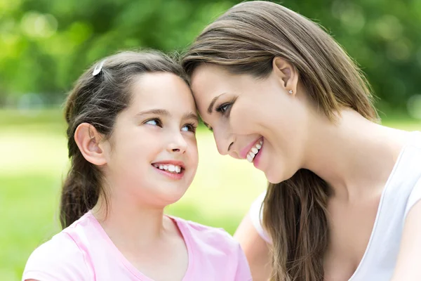 Gelukkig moeder en dochter glimlachen — Stockfoto