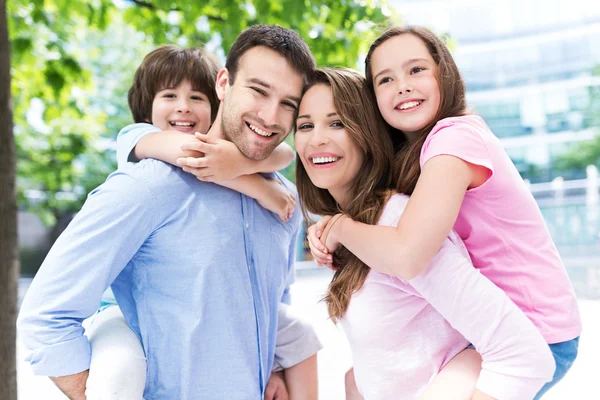 Jovem família feliz abraço — Fotografia de Stock