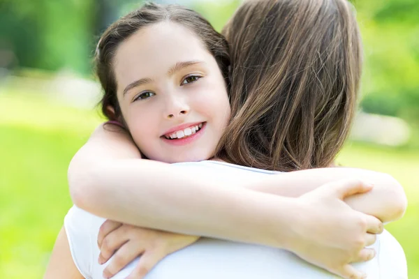 Happy mother and daughter hugging — Stock Photo, Image