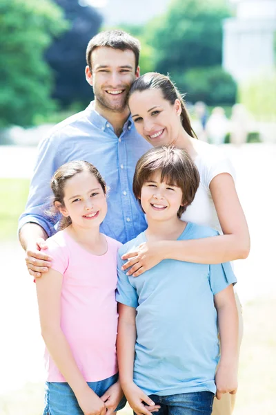 Jovem família feliz abraço — Fotografia de Stock