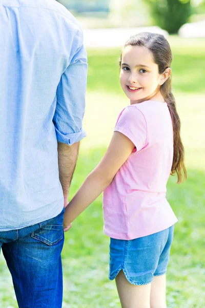 Pai e filha andando e de mãos dadas — Fotografia de Stock