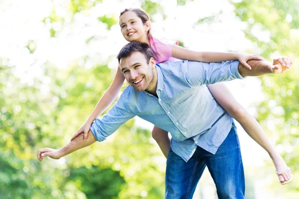 Padre che ridona maialino alla figlia — Foto Stock