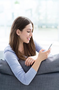 Cep telefonu kullanan kadın