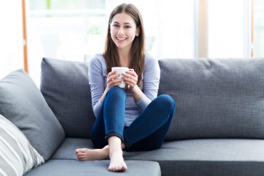 Kanepede oturan kadın.