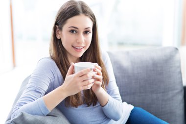 Kanepede oturan kadın.