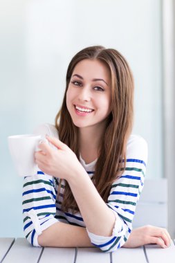 Bir fincan kahveli kadın.