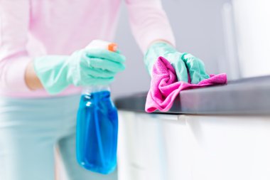 Kadın mutfağı temizliyor