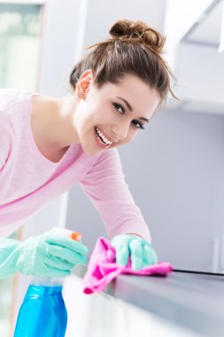 Kadın mutfağı temizliyor