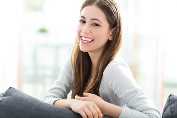 Frau entspannt sich auf Sofa — Stockfoto