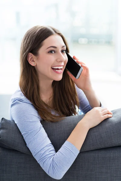 Femme utilisant un téléphone portable — Photo