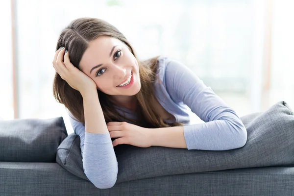 Frau entspannt sich auf Sofa — Stockfoto