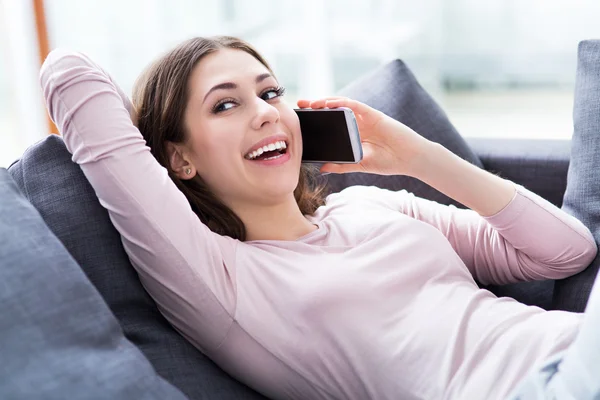 Vrouw met mobiele telefoon — Stockfoto