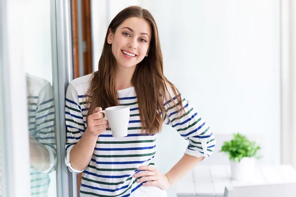 Mulher com uma xícara de café — Fotografia de Stock