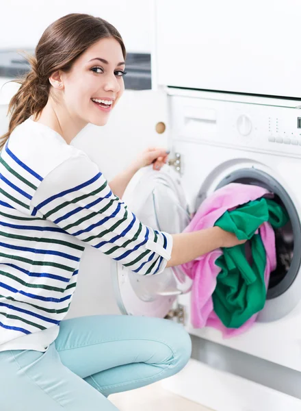 Mulher carregando máquina de lavar roupa — Fotografia de Stock