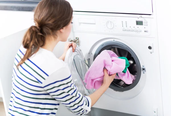 Mulher carregando máquina de lavar roupa — Fotografia de Stock