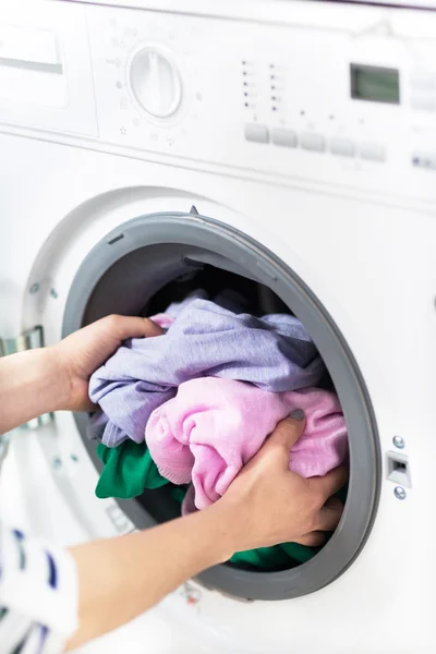 Mulher carregando máquina de lavar roupa — Fotografia de Stock