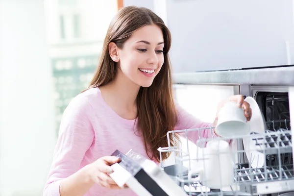 Mujer cargando lavavajillas — Foto de Stock